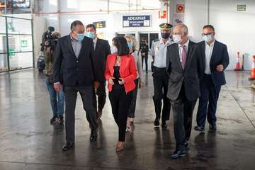 La ministra Darias presencia en Gando (Telde) la llegada de 43.000 vacunas de Pfizer-BioNTech/Acfi Press.